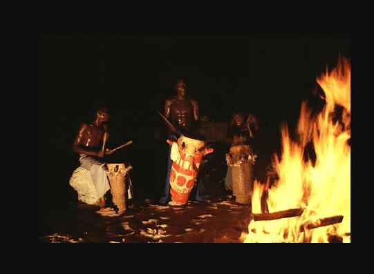 Dans l’obscurité du rituel vaudou en Haïti.
